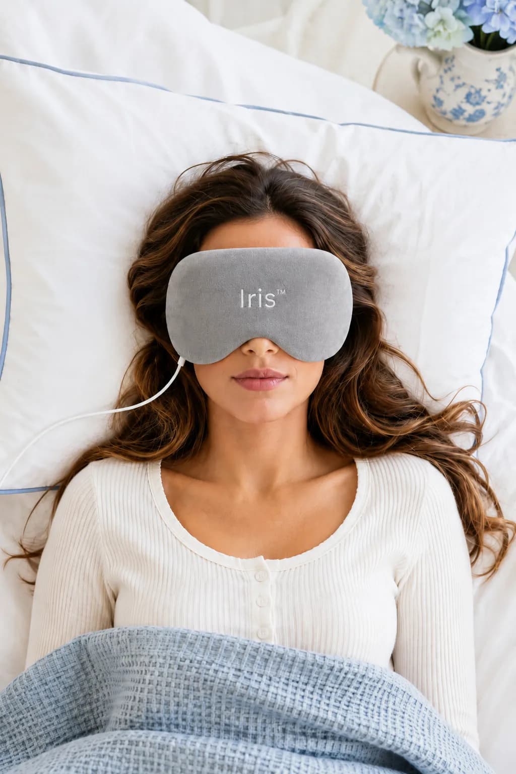 Femme allongée portant le masque chauffant Iris