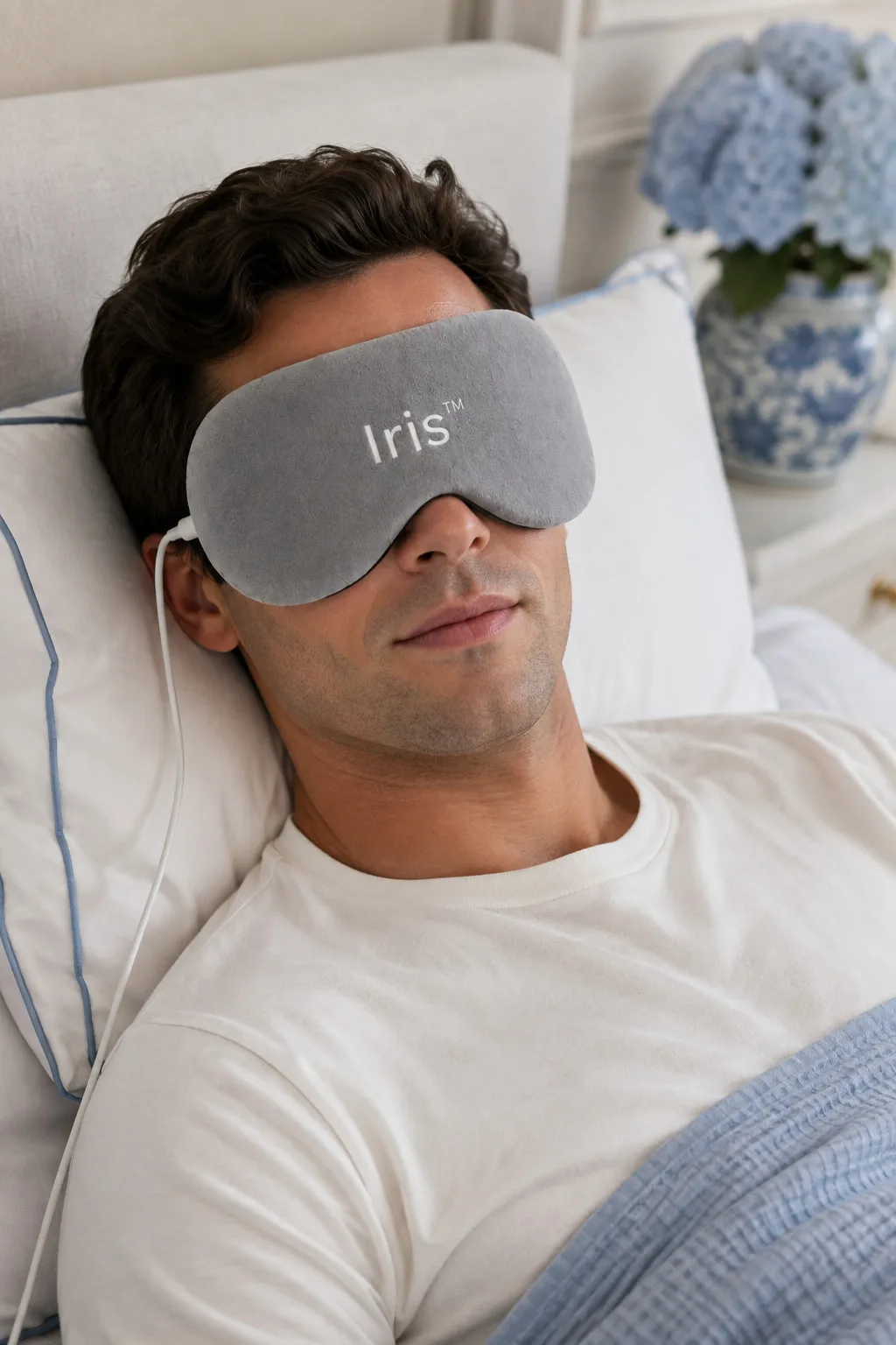 Homme allongé portant le masque chauffant Iris